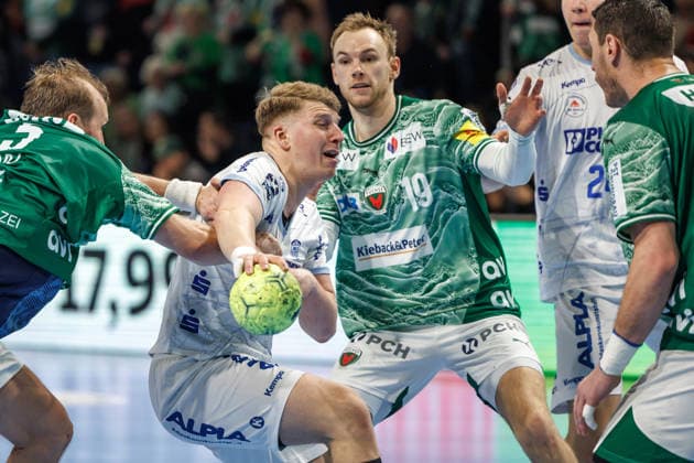 Handball: Bundesliga, Füchse Berlin - TBV Lemgo Lippe, 14. Spieltag, Max-Schmeling-Halle. Lukas Hutecek kaempft sich durch die Abwehr der Fuechse. Füchse Berlin - TBV Lemgo Lippe