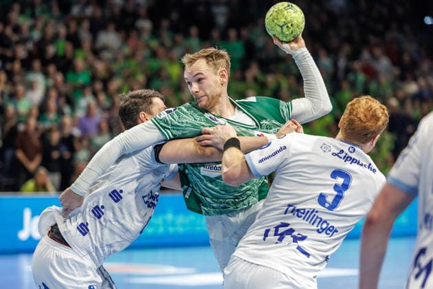 Handball: Bundesliga, Füchse Berlin - TBV Lemgo Lippe, 14. Spieltag, Max-Schmeling-Halle. Mathias Gidsel (Füchse Berlin) wirft den Ball auf das Tor. Füchse Berlin - TBV Lemgo Lippe