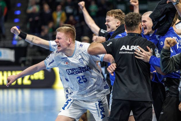 Handball: Bundesliga, Füchse Berlin - TBV Lemgo Lippe, 14. Spieltag, Max-Schmeling-Halle. Die Mannschaft freut sich ueber den Sieg. Füchse Berlin - TBV Lemgo Lippe