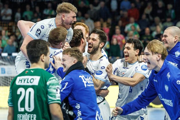 Handball: Bundesliga, Füchse Berlin - TBV Lemgo Lippe, 14. Spieltag, Max-Schmeling-Halle. Die Mannschaft freut sich ueber den Sieg. Füchse Berlin - TBV Lemgo Lippe