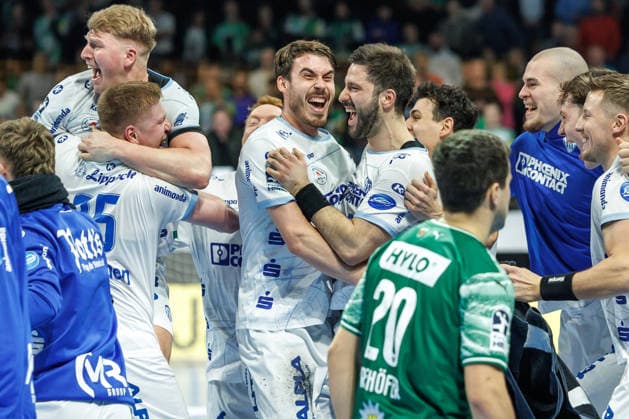 Handball: Bundesliga, Füchse Berlin - TBV Lemgo Lippe, 14. Spieltag, Max-Schmeling-Halle. Die Mannschaft freut sich ueber den Sieg. Füchse Berlin - TBV Lemgo Lippe