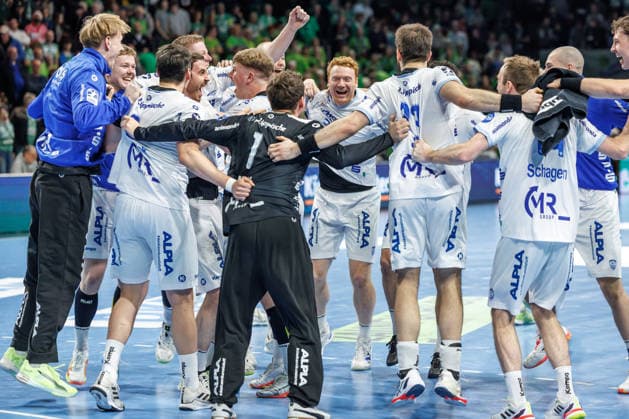 Handball: Bundesliga, Füchse Berlin - TBV Lemgo Lippe, 14. Spieltag, Max-Schmeling-Halle. Die Mannschaft freut sich ueber den Sieg. Füchse Berlin - TBV Lemgo Lippe