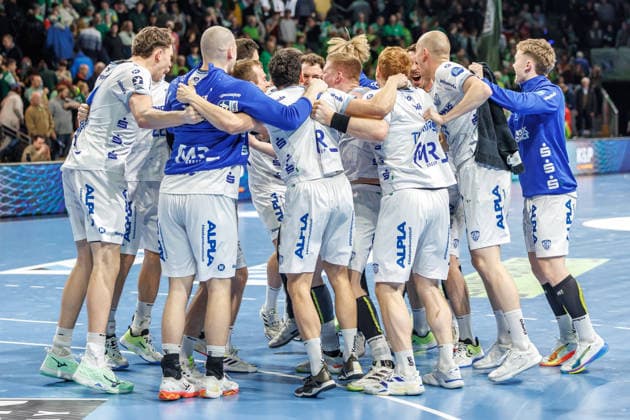 Handball: Bundesliga, Füchse Berlin - TBV Lemgo Lippe, 14. Spieltag, Max-Schmeling-Halle. Die Mannschaft freut sich ueber den Sieg. Füchse Berlin - TBV Lemgo Lippe