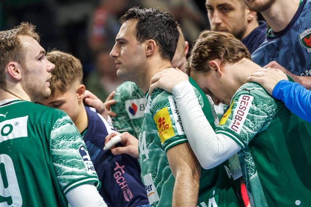 Handball: Bundesliga, Füchse Berlin - TBV Lemgo Lippe, 14. Spieltag, Max-Schmeling-Halle. Die Mannschaft der Füchse Berlin ist ueber die Niederlage enttaeuscht. Füchse Berlin - TBV Lemgo Lippe