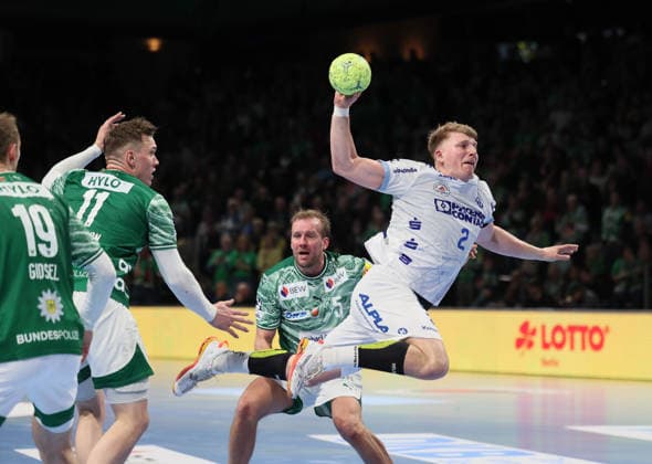GER HBL Saison 2025 2026 FÜCHSE Berlin vs TBV Lemgo Lippe, 30.11.25, Max-Schmeling-Halle, Berlin, Lukas HUTECEK (TBV Lemgo Lippe 2) durchbricht die Abwehr der FÜCHSE Berlin