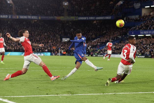 Chelsea v Arsenal 30 November 2025, London - Premier League Football - Chelsea v Arsenal - Estevao Willian of Chelsea shoots - Photo: Charlotte Wilson Offside. London UK Copyright: xCharlottexWilsonx xOffsidexOffside