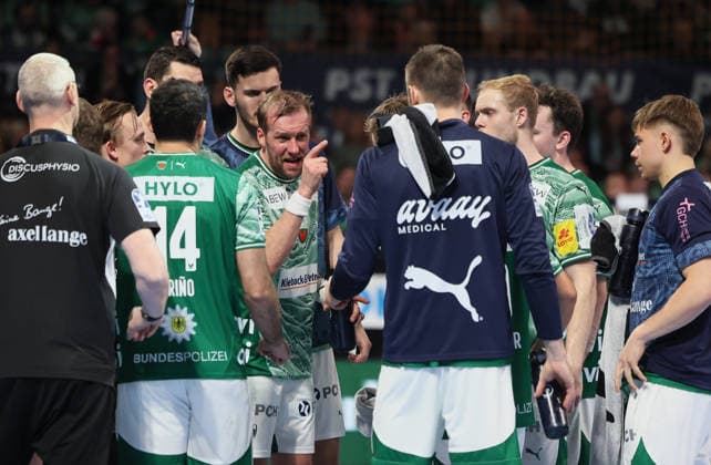 GER HBL Saison 2025 2026 FÜCHSE Berlin vs TBV Lemgo Lippe, 30.11.25, Max-Schmeling-Halle, Berlin, Max DARJ (Füchse Berlin 5), Ansprach des Kapitäns in der Auszeit, Timeout
