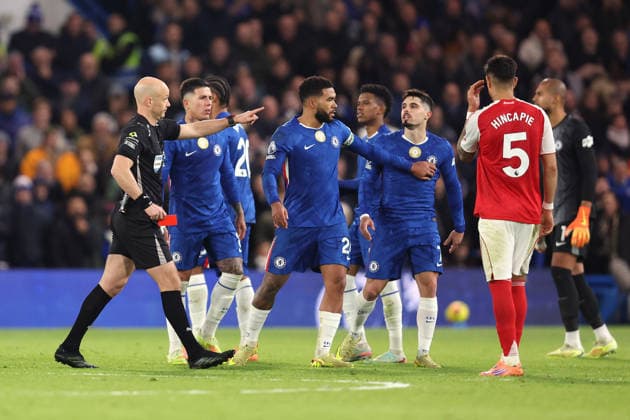 Chelsea v Arsenal 30 November 2025, London - Premier League Football - Chelsea v Arsenal - Referee Anthony Taylor shows Moises Caicedo of Chelsea (not pictured) a red card and sends him off - Photo: Charlotte Wilson Offside. London UK Copyright: xCharlottexWilsonx xOffsidexOffside
