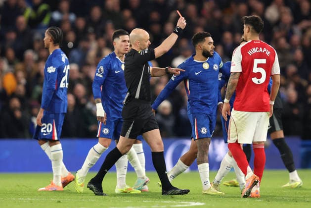 Chelsea v Arsenal 30 November 2025, London - Premier League Football - Chelsea v Arsenal - Referee Anthony Taylor shows Moises Caicedo of Chelsea (not pictured) a red card and sends him off - Photo: Charlotte Wilson Offside. London UK Copyright: xCharlottexWilsonx xOffsidexOffside