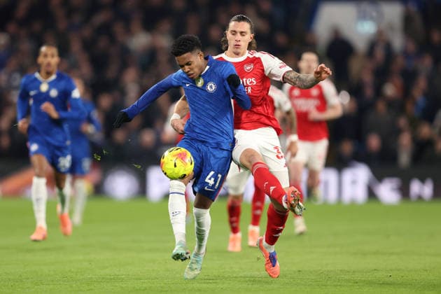 Chelsea v Arsenal 30 November 2025, London - Premier League Football - Chelsea v Arsenal - Estevao Willian of Chelsea and Riccardo Calafiori of Arsenal - Photo: Charlotte Wilson Offside. London UK Copyright: xCharlottexWilsonx xOffsidexOffside
