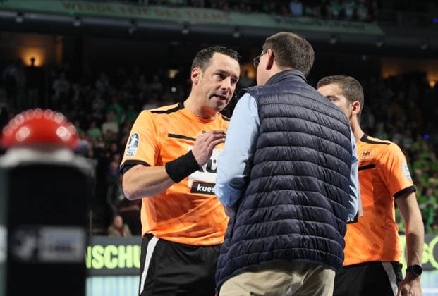 GER HBL Saison 2025 2026 FÜCHSE Berlin vs TBV Lemgo Lippe, 30.11.25, Max-Schmeling-Halle, Berlin, Schiedsrichter im Dialog mit dem technischen Delegierten, Fabian Baumgartt, (HBL Schiedsrichter) Andre Plischek (HBL Schiedsrichter), Jörg Mahlich (HBL Spielaufsicht)
