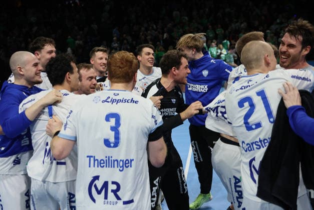 GER HBL Saison 2025 2026 FÜCHSE Berlin vs TBV Lemgo Lippe, 30.11.25, Max-Schmeling-Halle, Berlin, TBV Lemgo Lippe feiert den Auswärtssieg, Kreis, Jubel, Emotion, Ausgelassenheit, MVP der Gäste ist Keeper Constantin MÖSTL (TBV Lemgo Lippe 1)