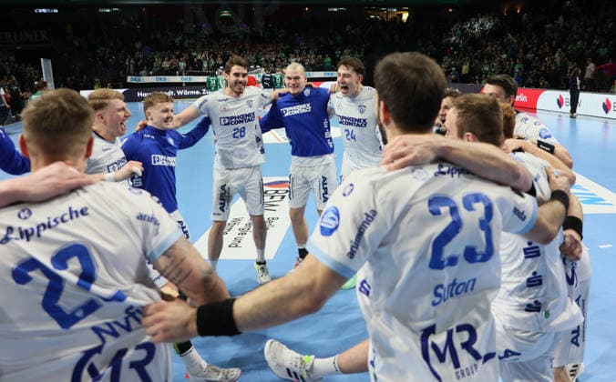 GER HBL Saison 2025 2026 FÜCHSE Berlin vs TBV Lemgo Lippe, 30.11.25, Max-Schmeling-Halle, Berlin, TBV Lemgo Lippe feiert den Auswärtssieg, Kreis, Jubel, Emotion, Ausgelassenheit *** GER HBL season 2025 2026 FÜCHSE Berlin vs TBV Lemgo Lippe, 30 11 25, Max Schmeling Halle, Berlin, TBV Lemgo Lippe celebrates away win, circle, jubilation, emotion, exuberance