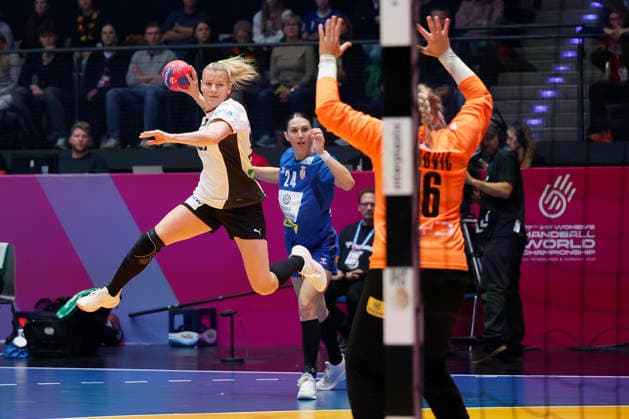 l.-r.: Antje Doell (DHB, 29) make the goal for 1:1, 30.11.2025, 27TH IHF Womens Handball World Championship, WM, Weltmeisterschaft 2025, Germany - Serbia, GER, Stuttgart, Porsche Arena Copyright: HMBxMedia xHeikoxBecker