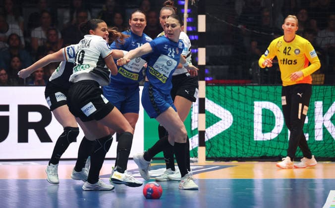 30.11.2025, Deutschland, Stuttgart, F27th IHF WomenÂ s World Championship, WM, Weltmeisterschaft 2025, Deutschland vs. Serbien, v.l. Amie von Pereira (GER), Jovana Skrobic (SRB)