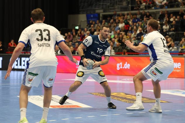 v.l. Moritz Sauter (Handball Sportverein Hamburg 33), Tomas Babak (Bergischer HC 19), Niklas Weller (Handball Sportverein Hamburg 13) Bergischer HC 06 vs. Handball Sportverein Hamburg, 14. Spieltag, Handball, DAIKIN HBL, Spielzeit 2025 2026, 30.11.2025 Bergischer HC 06 vs. Handball Sportverein Hamburg, 14. Spieltag, Handball, DAIKIN HBL, Spielzeit 2025 2026, 30.11.2025 Duesseldorf Copyright: xEibner-Pressefoto ThomasxStoeckerx EP_TSR