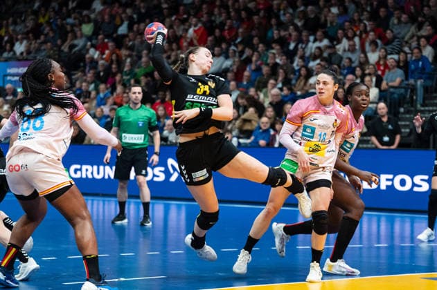 BRNOVI? Tatjana (34 Montenegro) takes a shot at goal during the IHF Women s Handball World Championship, WM, Weltmeisterschaft game between Montenegro and Spain at the SWT Arena in Trier, Germany Copyright: xMartinxPitschx xSPPx Sportspressphoto_SPR68071