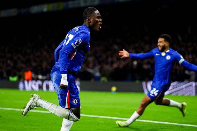 Chelsea v Arsenal Premier League 30 11 2025. Goal 1-0 Trevoh Chalobah (23) of Chelsea scores a goal and celebrates during the Premier League match between Chelsea and Arsenal at Stamford Bridge, London, England on 30 November 2025. Editorial use only DataCo restrictions apply See www.football-dataco.com , Copyright: xNigelxKeenex PSI-23310-0057