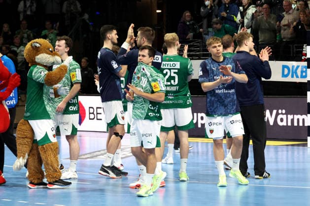 DEU, DHB, 1.HBL, Fuechse Berlin vs. TBV Lemgo Lippe , 30.11.2025, Max-Schmeling-Halle, Berlin, DEU, DHB, 1.HBL, Fuechse Berlin vs. TBV Lemgo Lippe , im Bild Fuechse-Spielerkreis