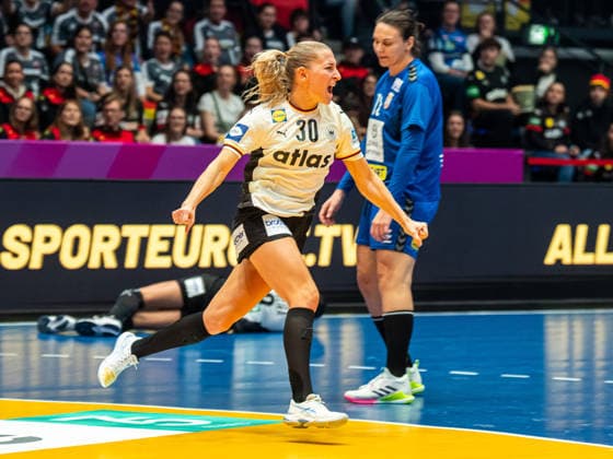Jenny Behrend (Deutschland, 30) jubelt nach ihrem Tor, Deutschland vs. Serbien, Handball, Weltmeisterschaft, Frauen, Spielzeit 2025 2026, 30.11.2025, Deutschland vs. Serbien, Handball, Weltmeisterschaft, Frauen, Spielzeit 2025 2026, 30.11.2025 Stuttgart Copyright: xEibner-Pressefoto MichaelxSchmidx EP_MST