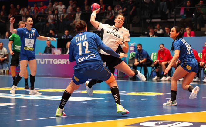30.11.2025, Deutschland, Stuttgart, F27th IHF WomenÂ s World Championship, WM, Weltmeisterschaft 2025, Deutschland vs. Serbien, v.l. Dragana Cvijic (SRB), Emily Vogel (GER), Sara Garovic (SRB)