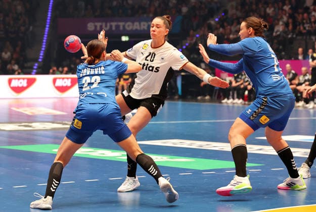 30.11.2025, Deutschland, Stuttgart, F27th IHF WomenÂ s World Championship, WM, Weltmeisterschaft 2025, Deutschland vs. Serbien, v.l. Jovana Jovovic (SRB), Emily Vogel (GER), Dragana Cvijic (SRB)