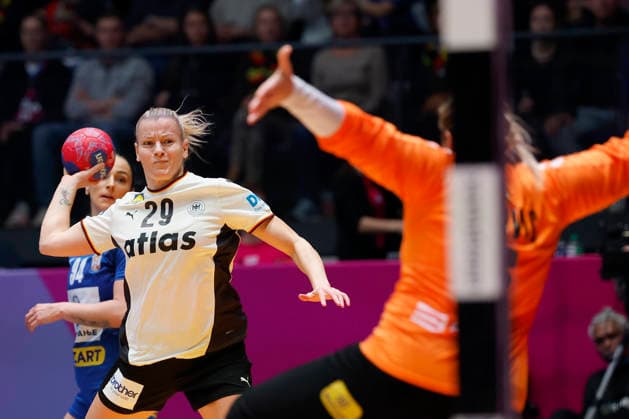l.-r.: Antje Doell (DHB, 29) make the goal for 7:3, 30.11.2025, 27TH IHF Womens Handball World Championship, WM, Weltmeisterschaft 2025, Germany - Serbia, GER, Stuttgart, Porsche Arena Copyright: HMBxMedia xHeikoxBecker