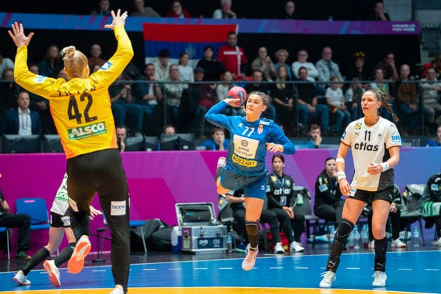 Handball I Frauen I Weltmeisterschaft I Vorrunde I 3. Spieltag I Deutschland - Serbien I 30.11.2025 Aleksandra Vukajlovic (77, Serbien) im Wurf Stuttgart Porsche Arena Baden-Württemberg Deutschland Copyright: xLobeca MaxxPetershansx