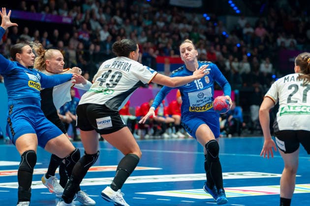 Handball I Frauen I Weltmeisterschaft I Vorrunde I 3. Spieltag I Deutschland - Serbien I 30.11.2025 Andela Janjusevic (15, Serbien) mit Ball Stuttgart Porsche Arena Baden-Württemberg Deutschland Copyright: xLobeca MaxxPetershansx