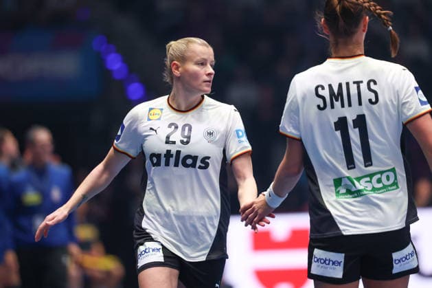 Deutschland - Serbien, IHF Handball-WM der Frauen Antje Döll (Deutschland, 29) und Xenia Smits (Deutschland, 11). Vorrundenspiel der Handball-WM der Frauen zwischen Deutschland und Serbien am 30. November 2025 in der Porsche-Arena in Stuttgart., Stuttgart Baden-Württemberg Deutschland Porsche-Arena