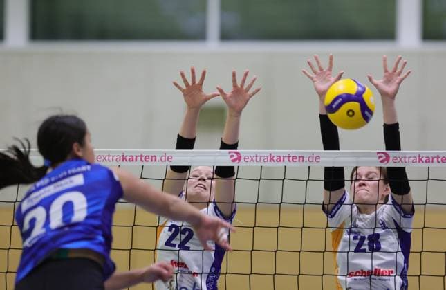 Deutschland - Bad Soden - 30.11.2025 Volleyball - Hessen - 2. Bundesliga Süd - Frauen Saison 2025 2026 (8. Spieltag) TG Bad Soden (ws) - Sparda BSP Stuttgart (blau) v.l. Lara Markovic (Stuttgart - Nr. 20), Lilly Alice Hamann (Bad Soden - Nr. 22), Johanna Harbig (Bad Soden - Nr. 28) TG Bad Soden - Sparda BSP Stuttgart