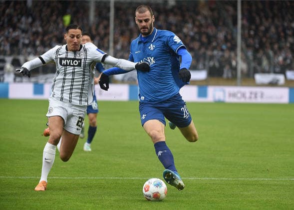 30.11.2025, xhbx, Fussball 2.Bundesliga, SV Elversberg - SV Darmstadt 98 v.l. Younes Ebnoutalib (SV Elversberg), Aleksandar Vukotic (SV Darmstadt 98) (DFL DFB REGULATIONS PROHIBIT ANY USE OF PHOTOGRAPHS as IMAGE SEQUENCES and or QUASI-VIDEO) Elversberg