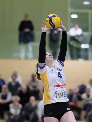 Deutschland - Bad Soden - 30.11.2025 Volleyball - Hessen - 2. Bundesliga Süd - Frauen Saison 2025 2026 (8. Spieltag) TG Bad Soden (ws) - Sparda BSP Stuttgart (blau) v.l. Lea Beerboom (Bad Soden - Nr. 4) TG Bad Soden - Sparda BSP Stuttgart