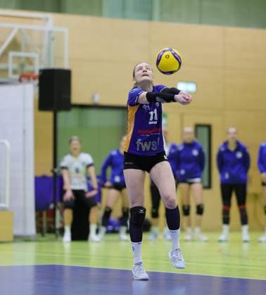 Deutschland - Bad Soden - 30.11.2025 Volleyball - Hessen - 2. Bundesliga Süd - Frauen Saison 2025 2026 (8. Spieltag) TG Bad Soden (ws) - Sparda BSP Stuttgart (blau) v.l. Monika Dolezajova (Bad Soden - Nr. 11) TG Bad Soden - Sparda BSP Stuttgart