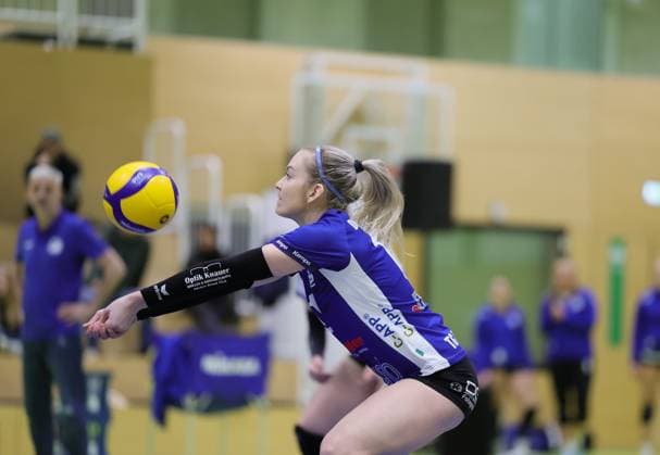 Deutschland - Bad Soden - 30.11.2025 Volleyball - Hessen - 2. Bundesliga Süd - Frauen Saison 2025 2026 (8. Spieltag) TG Bad Soden (ws) - Sparda BSP Stuttgart (blau) v.l. Monika Dolezajova (Bad Soden - Nr. 11) TG Bad Soden - Sparda BSP Stuttgart