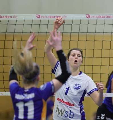 Deutschland - Bad Soden - 30.11.2025 Volleyball - Hessen - 2. Bundesliga Süd - Frauen Saison 2025 2026 (8. Spieltag) TG Bad Soden (ws) - Sparda BSP Stuttgart (blau) v.l. Monika Dolezajova (Bad Soden - Nr. 11), Olga Muchina (Bad Soden - Nr. 1) TG Bad Soden - Sparda BSP Stuttgart