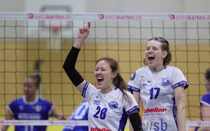 Deutschland - Bad Soden - 30.11.2025 Volleyball - Hessen - 2. Bundesliga Süd - Frauen Saison 2025 2026 (8. Spieltag) TG Bad Soden (ws) - Sparda BSP Stuttgart (blau) v.l. Johanna Harbig (Bad Soden - Nr. 28), Adriana Klewinghaus (Bad Soden - Nr. 17) TG Bad Soden - Sparda BSP Stuttgart