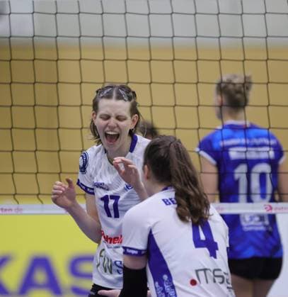 Deutschland - Bad Soden - 30.11.2025 Volleyball - Hessen - 2. Bundesliga Süd - Frauen Saison 2025 2026 (8. Spieltag) TG Bad Soden (ws) - Sparda BSP Stuttgart (blau) v.l. Adriana Klewinghaus (Bad Soden - Nr. 17), Lea Beerboom (Bad Soden - Nr. 4) TG Bad Soden - Sparda BSP Stuttgart