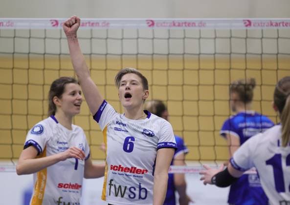 Deutschland - Bad Soden - 30.11.2025 Volleyball - Hessen - 2. Bundesliga Süd - Frauen Saison 2025 2026 (8. Spieltag) TG Bad Soden (ws) - Sparda BSP Stuttgart (blau) v.l. Pamela Blazek (Bad Soden - Nr. 6) TG Bad Soden - Sparda BSP Stuttgart