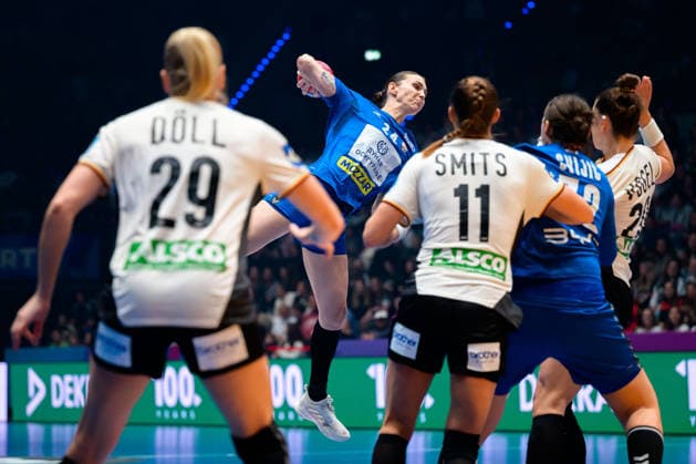 Handball, Frauen WM, Gruppe C: Deutschland - Serbien Jovana Skrobic (Serbien) Stuttgart Porsche Arena Baden-Württemberg Deutschland