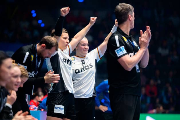 Handball, Frauen WM, Gruppe C: Deutschland - Serbien Alina Grijseels (Deutschland), Lisa Antl (Deutschland) Jubel Freude Emotion Stuttgart Porsche Arena Baden-Württemberg Deutschland