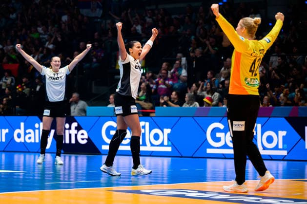 Handball, Frauen WM, Gruppe C: Deutschland - Serbien v.li. Viola Leuchter (Deutschland), Aimee von Pereira (Deutschland), Torhueterin Katharina Filter (Deutschland) Jubel Freude Emotion Stuttgart Porsche Arena Baden-Württemberg Deutschland