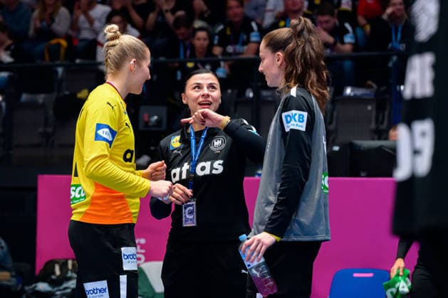 Handball, Frauen WM, Gruppe C: Deutschland - Serbien v.li. Torhueterin Katharina Filter (Deutschland), Torwarttrainerin Jasmina Rebmann-Jankovic (Deutschland), Torhueterin Sarah Wachter (Deutschland) Stuttgart Porsche Arena Baden-Württemberg Deutschland
