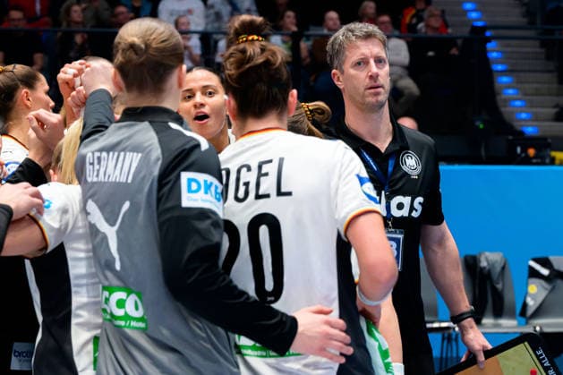 Handball, Frauen WM, Gruppe C: Deutschland - Serbien Trainer Markus Gaugisch (Deutschland) Stuttgart Porsche Arena Baden-Württemberg Deutschland