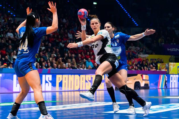 Handball, Frauen WM, Gruppe C: Deutschland - Serbien Xenia Smits (Deutschland) Stuttgart Porsche Arena Baden-Württemberg Deutschland