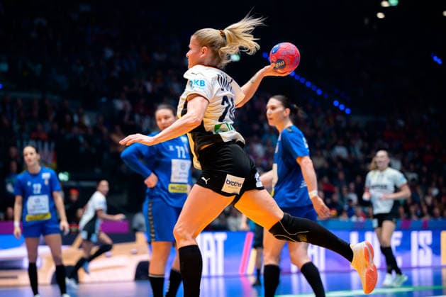 Handball, Frauen WM, Gruppe C: Deutschland - Serbien Antje Döll Doell (Deutschland) Stuttgart Porsche Arena Baden-Württemberg Deutschland