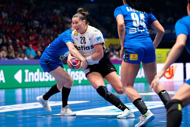 Handball, Frauen WM, Gruppe C: Deutschland - Serbien Emily Vogel (Deutschland) Stuttgart Porsche Arena Baden-Württemberg Deutschland