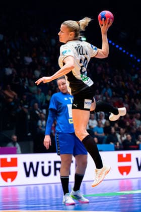 Handball, Frauen WM, Gruppe C: Deutschland - Serbien Antje Döll Doell (Deutschland) Stuttgart Porsche Arena Baden-Württemberg Deutschland