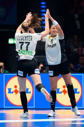 Handball, Frauen WM, Gruppe C: Deutschland - Serbien Viola Leuchter (Deutschland), Aimee von Pereira (Deutschland) Jubel Freude Emotion Stuttgart Porsche Arena Baden-Württemberg Deutschland