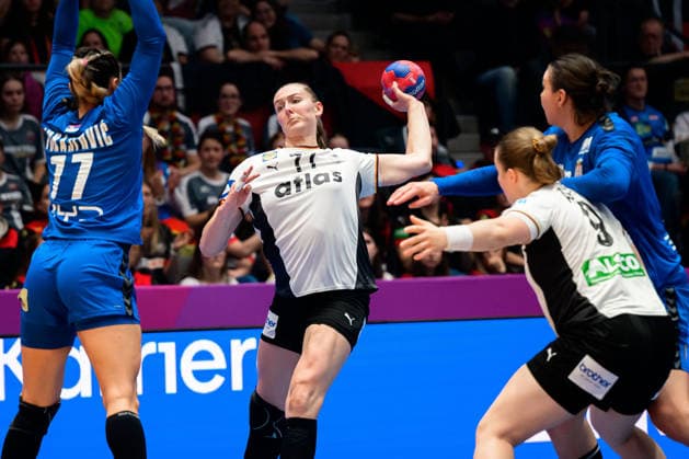 Handball, Frauen WM, Gruppe C: Deutschland - Serbien v.li. Aleksandra Vukajlovic (Serbien), Viola Leuchter (Deutschland) Stuttgart Porsche Arena Baden-Württemberg Deutschland
